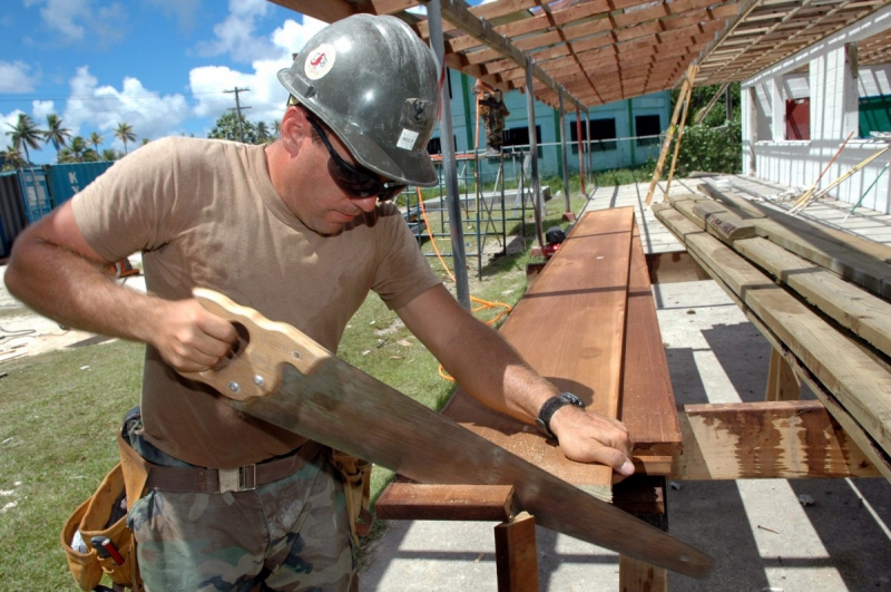 ebeniste-LA CROIX SUR ROUDOULE-min_worker_construction_building_carpenter_male_job_build_helmet-893290